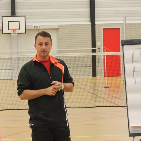Read more about the article Waar komt de naam Badminton vandaan, wat is de betekenis van badminton?
